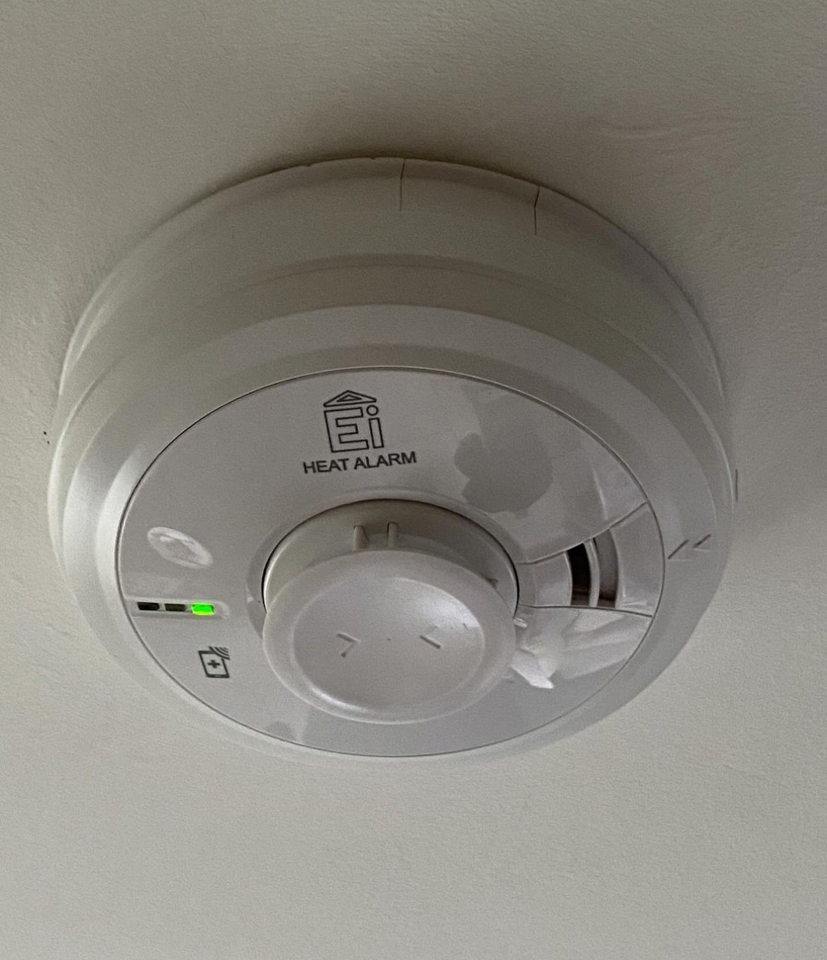 Ceiling-mounted Ei interlinked heat alarm with active green status light